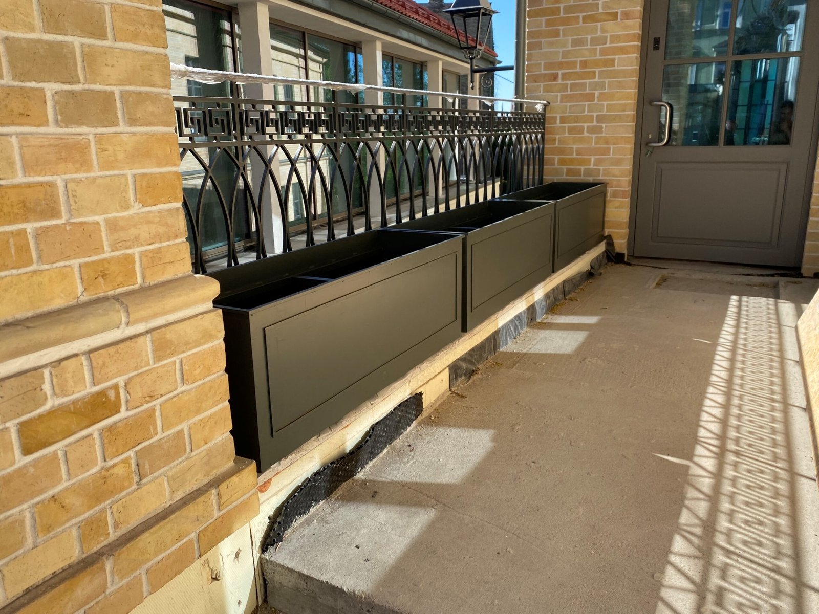 1 mažoji architektūra, metaliniai vazonai